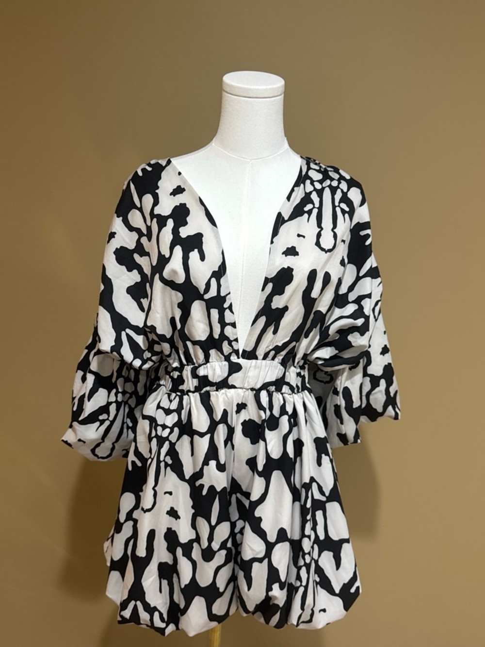 PrettyLittleThing Black & White Printed V-Neck Romper